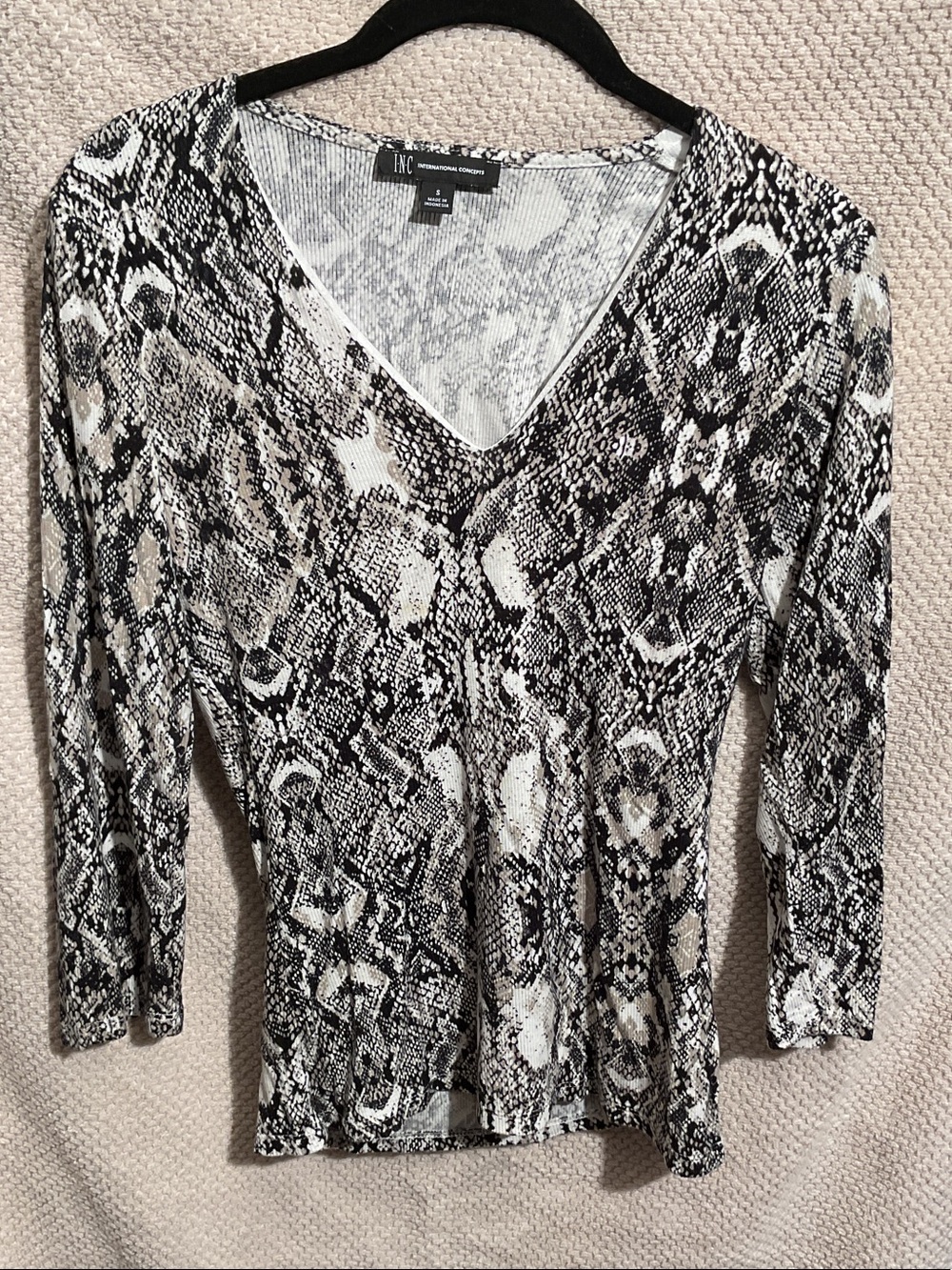INC International Concepts Black & White Snake-Print V-Neck Long Sleeve Top